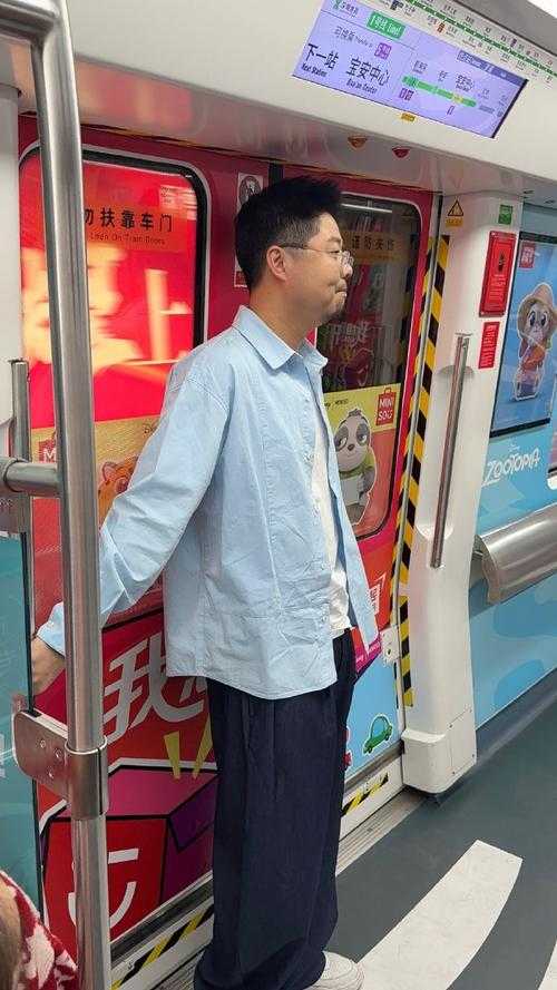 2025年早高峰的地铁里 穿格子衬衫的程序员对着手机屏幕吐槽