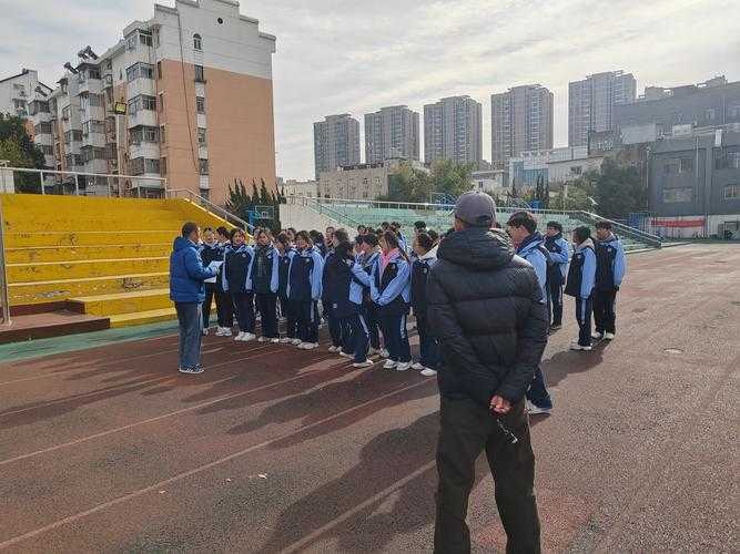 2025年春天 北京朝阳区某中学的操场上 初三学生王浩正和同
