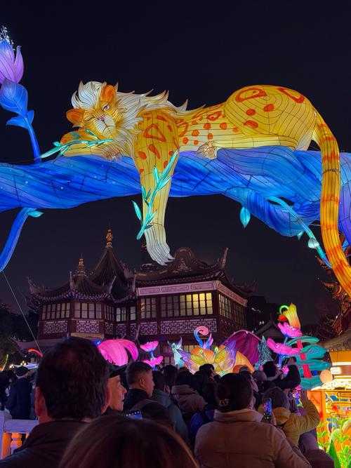 2025年春节新民俗 荧光兵器点亮传统年味