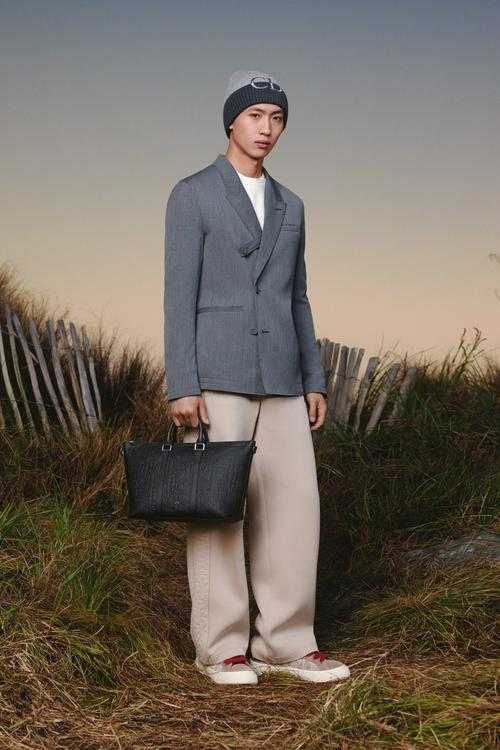 Dior2025官网：经典款+AI试衣+碳中和服务