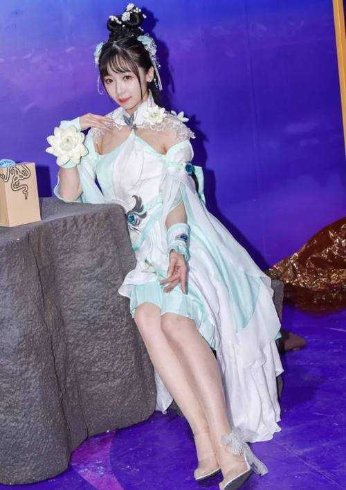 铁血柔美×罗袜轻纱:古典武侠制服的丝韵美学