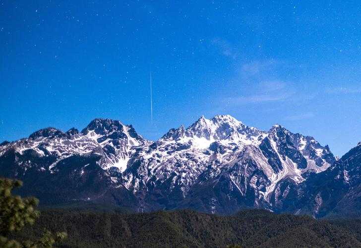 雪白玉峰弹跳震撼视觉盛宴,绝美奇观不容错过