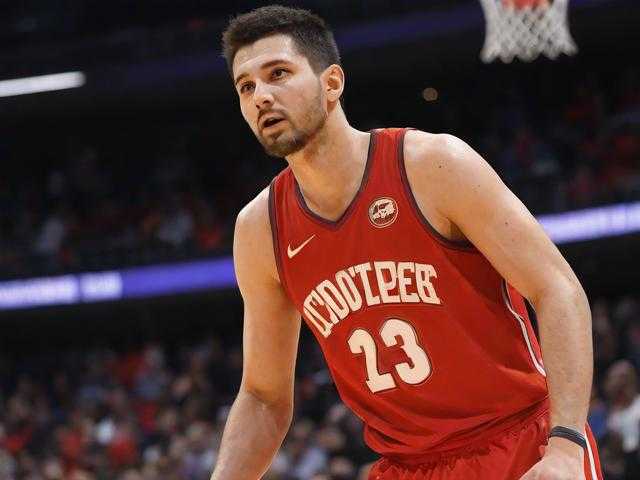 NBA火箭与雷霆常规赛对决，球迷最关注的精彩瞬间有哪些？